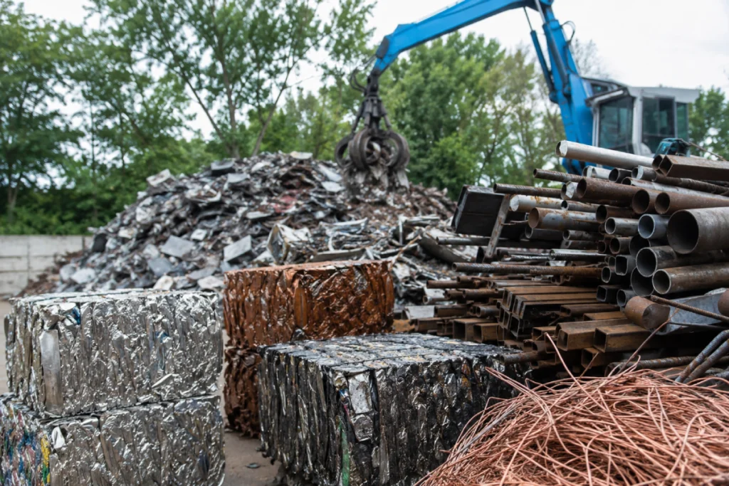 Hurda satışı öncesi ayrıştırılmış bakır, demir ve metal hurdalar ile geri dönüşüm sahası